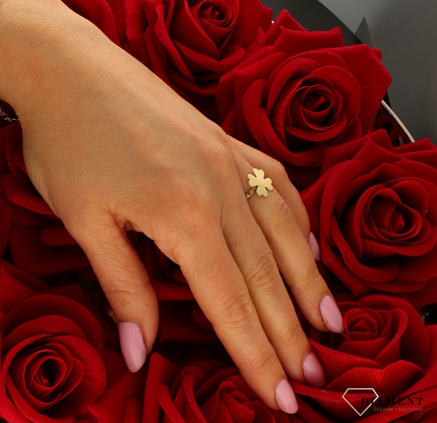 Złoty pierścionek damski 333 “Koniczynka na szczęście” PI 2837.  Biżuteria z symbolem szczęścia doskonale sprawdzi się jako prez (4).jpg